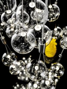 Pluie de boules en verre lumineuses